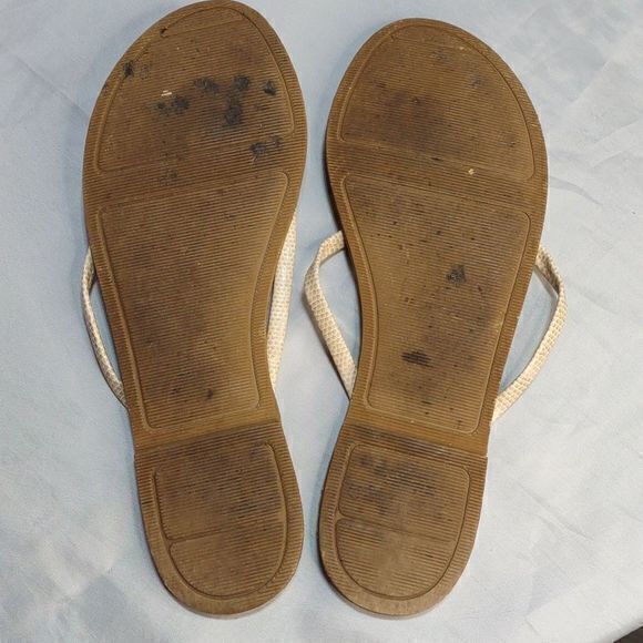 Old Navy Creamy Snakeskin Strap Flat Thongs‎ - See Measurements - Picture 4 of 4